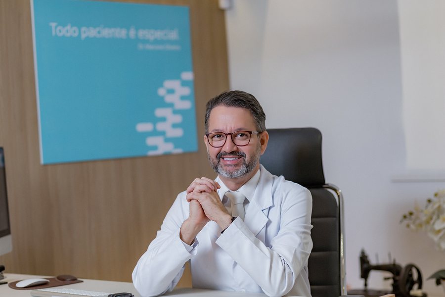 Dr. Marcone Oliveira em seu consultório